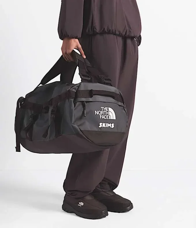 Bolsa de viaje Base Camp de The North Face X SKIMS – Pequeña Bolsa de viaje Base Camp de The North Face X SKIMS – Pequeña