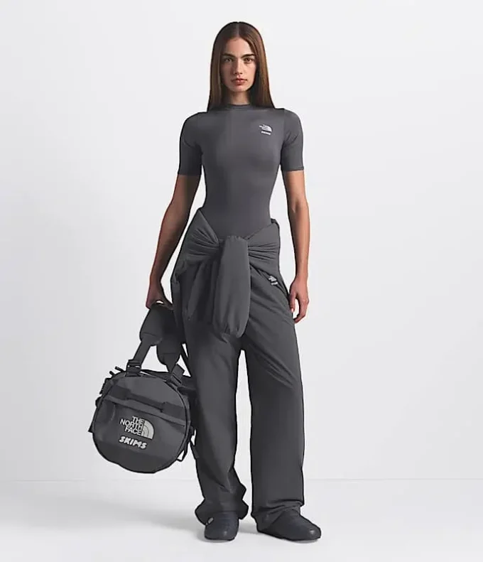Bolsa de viaje Base Camp de The North Face X SKIMS – Pequeña Bolsa de viaje Base Camp de The North Face X SKIMS – Pequeña