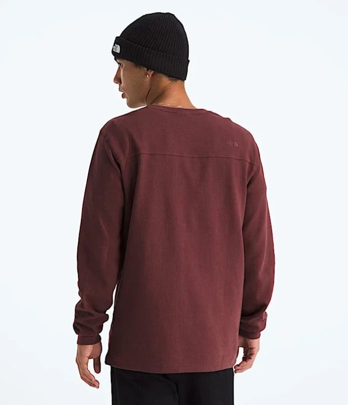 Camiseta de manga larga con cuello henley para hombre