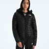 Chaqueta con capucha THERMOBALL™ para mujer