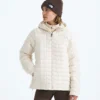 Chaqueta con capucha THERMOBALL™ para mujer