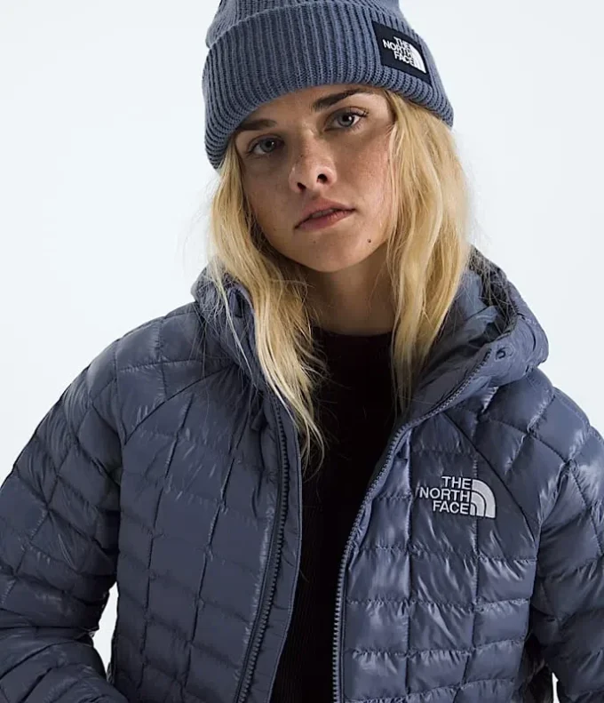 Chaqueta con capucha THERMOBALL™ para mujer