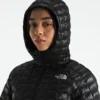 Chaqueta con capucha THERMOBALL™ para mujer