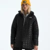 Parka con capucha THERMOBALL™ para mujer