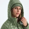 Parka con capucha THERMOBALL™ para mujer