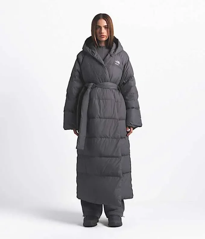 Parka envolvente Nuptse para mujer de The North Face X SKIMS Parka envolvente Nuptse para mujer de The North Face X SKIMS