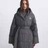 Parka envolvente Nuptse para mujer de The North Face X SKIMS Parka envolvente Nuptse para mujer de The North Face X SKIMS