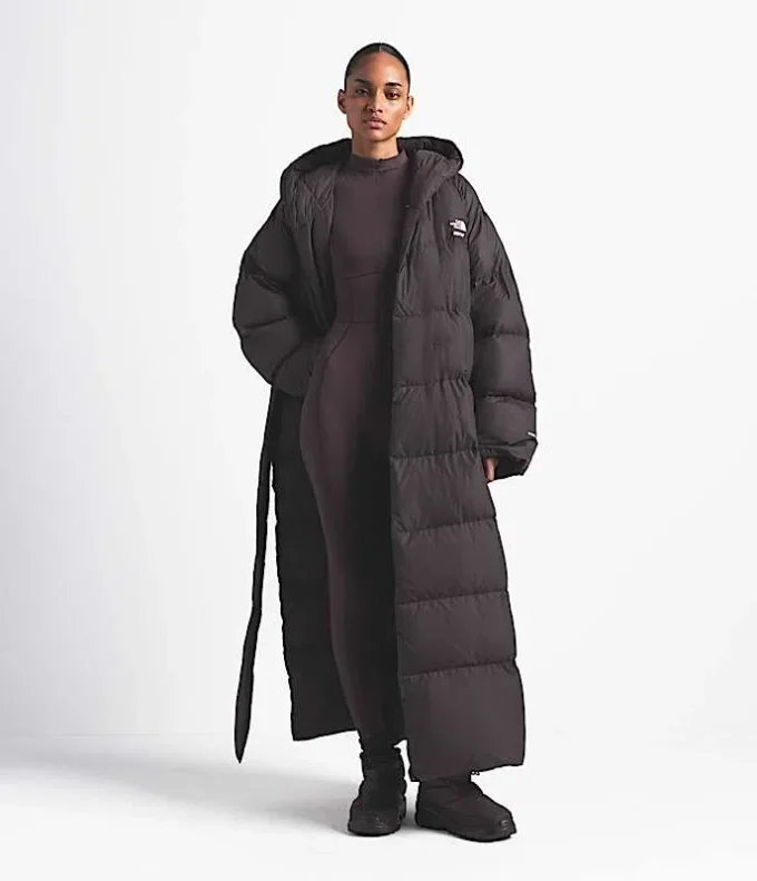 Parka envolvente Nuptse para mujer de The North Face X SKIMS Parka envolvente Nuptse para mujer de The North Face X SKIMS