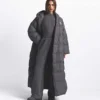 Parka envolvente Nuptse para mujer de The North Face X SKIMS Parka envolvente Nuptse para mujer de The North Face X SKIMS