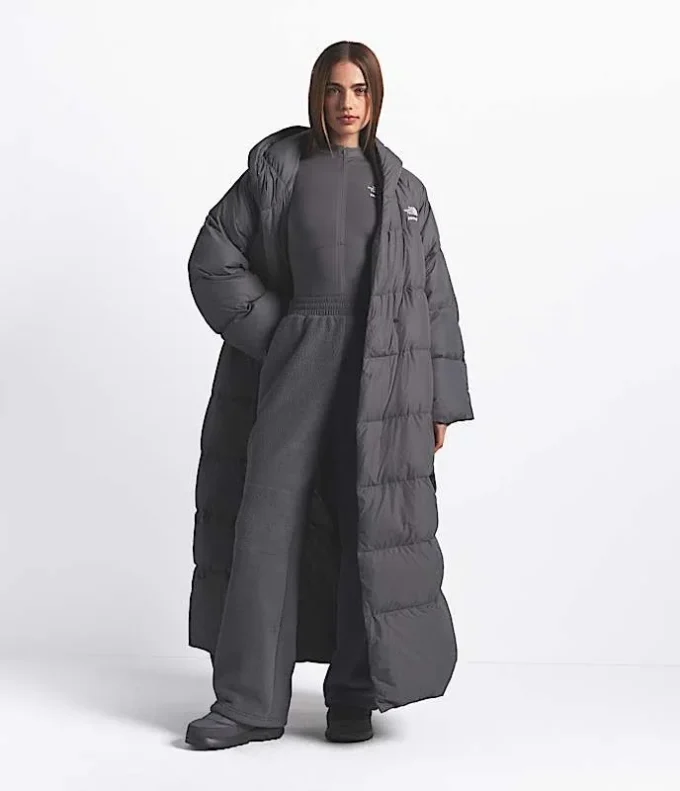 Parka envolvente Nuptse para mujer de The North Face X SKIMS Parka envolvente Nuptse para mujer de The North Face X SKIMS