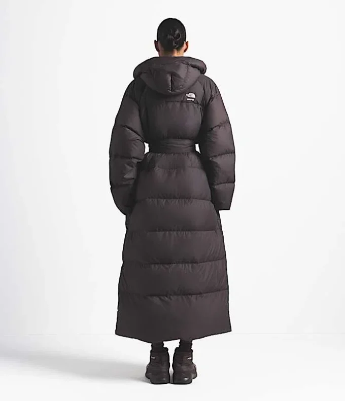 Parka envolvente Nuptse para mujer de The North Face X SKIMS Parka envolvente Nuptse para mujer de The North Face X SKIMS