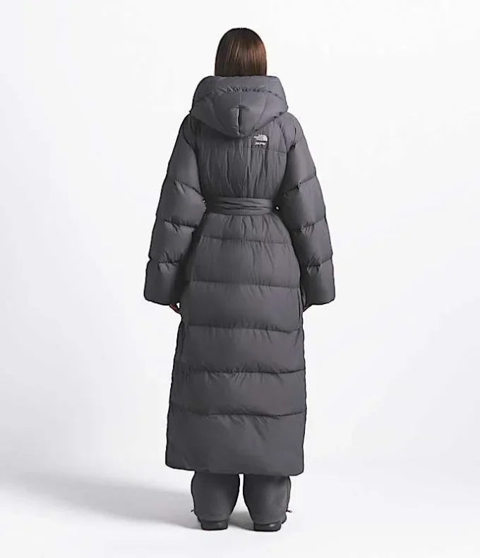 Parka envolvente Nuptse para mujer de The North Face X SKIMS Parka envolvente Nuptse para mujer de The North Face X SKIMS